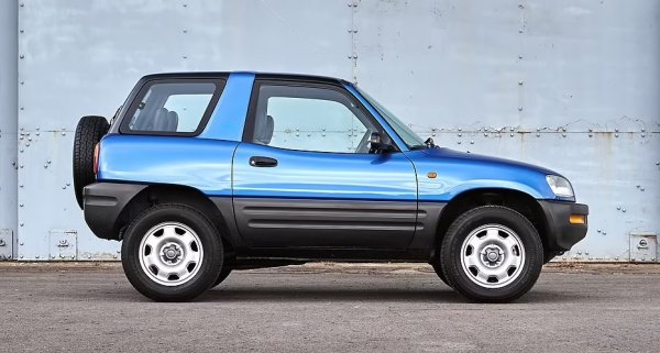 Средна цена днес:  720 евро до 6100 евро 

Знае се, Toyota RAV4 е моделът, който постави началото на модерната ера на компактните кросоувъри и малките SUV автомобили.  Представен през 1994 година, оттогава са продадени над десет милиона бройки, така че има много на пазара втора ръка.

RAV4 осигури цялото необходимо пространство за пътниците и багажа на хората, но с по-голям просвет, по-висока позиция на шофиране, подобрена видимост в сравнение с обикновените автомобили и опция за постоянно задвижване на четирите колела. 

Предлагат се модели с късо и дълго междуосие и дори има напълно електрическа версия, RAV4 EV, въпреки че е  най-рядката от всички.

&bdquo;Легендарното качество на изработка на Toyota, съчетано с  разпознаваем дизайн и много ниски настоящи цени, означава, че Hagerty вярва в RAV4. Това е страхотна класика за начално ниво&ldquo;, смята Джон. 

Много ранни автомобили са трудни за намиране днес, но ако се спрете на GX версия с високи спецификации на Mk1, тя би струвала около 6000 евро в добро състояние.